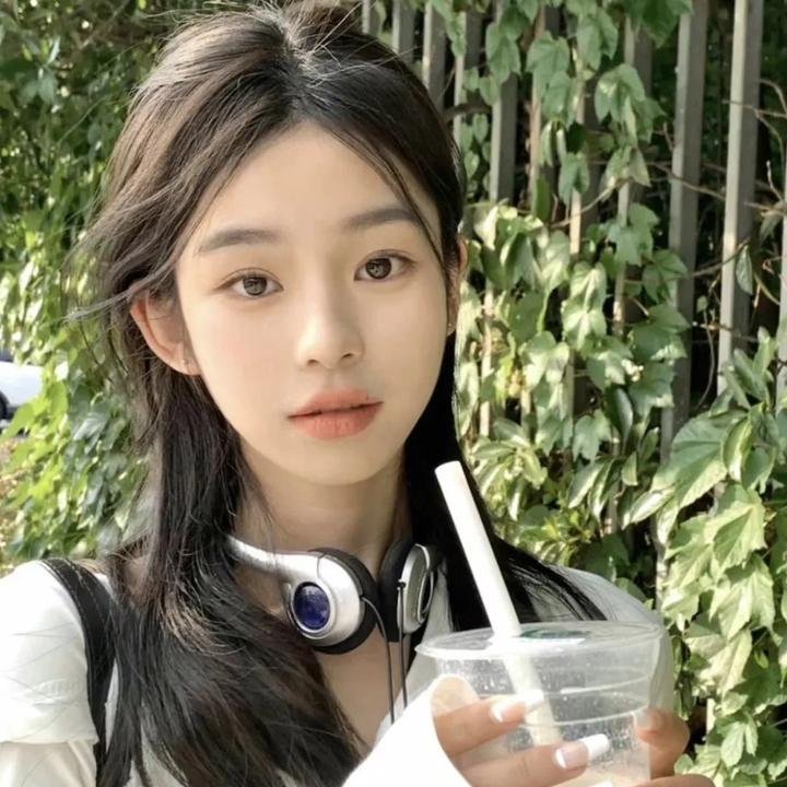 绿衣女子